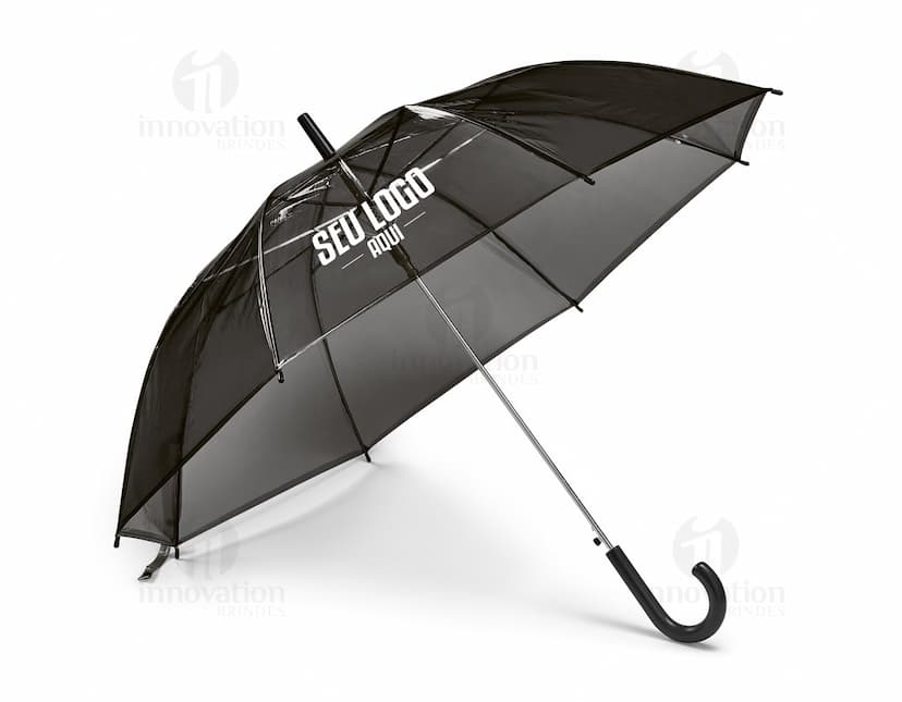 Guarda-chuva em POE na cor transparente com cabo preto, aberto em um ambiente iluminado.