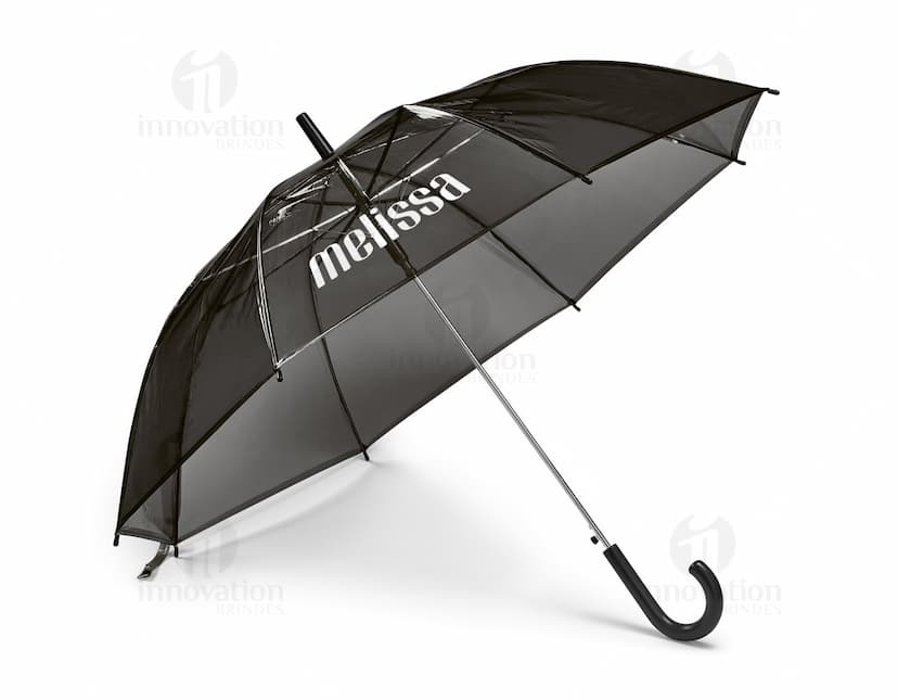 Guarda-chuva em POE na cor transparente com cabo preto, aberto em um ambiente iluminado.