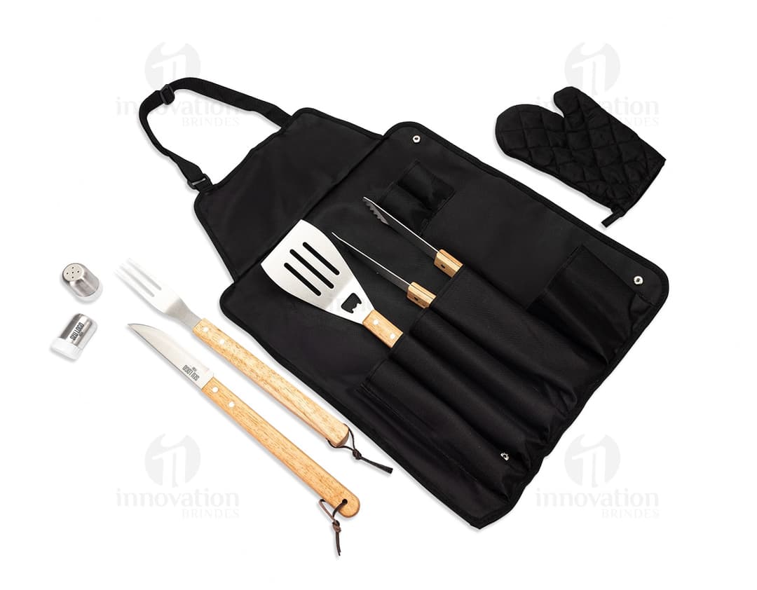 Bolsa de couro preta estilo casual, com alça única e zíper. Moderna e elegante, ideal para carregar objetos pessoais.