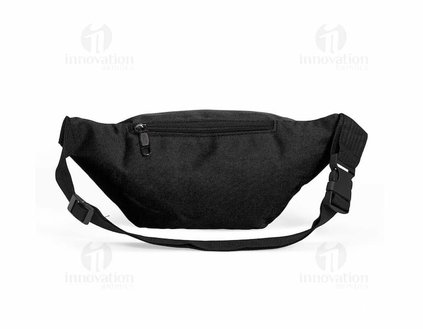 Pochete Oxford preta com fecho de zíper e três compartimentos frontais.