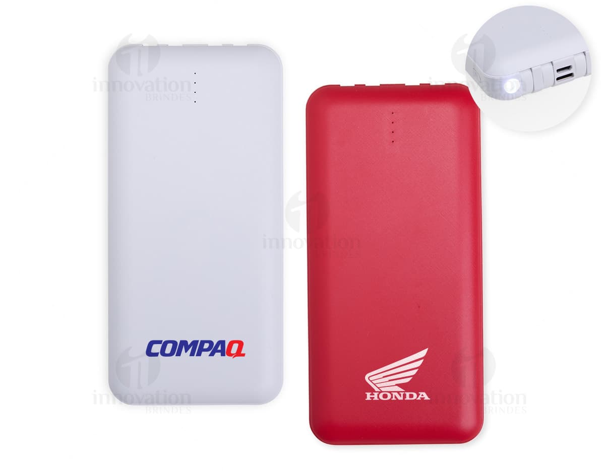 Power Bank 10.000mAh na cor preta, com design slim e acabamento fosco. Acompanha cabo USB para recarga.