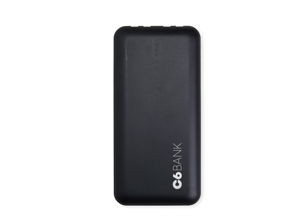 Power Bank 10.000mAh na cor preta, com design slim e acabamento fosco. Acompanha cabo USB para recarga.