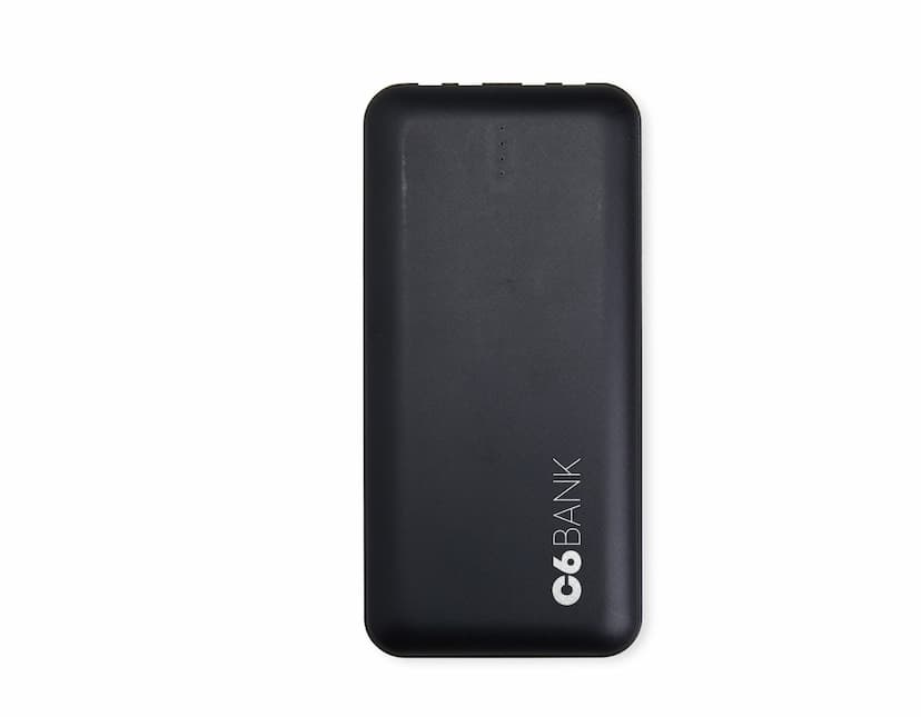Power Bank 10.000mAh na cor preta, com design slim e acabamento fosco. Acompanha cabo USB para recarga.
