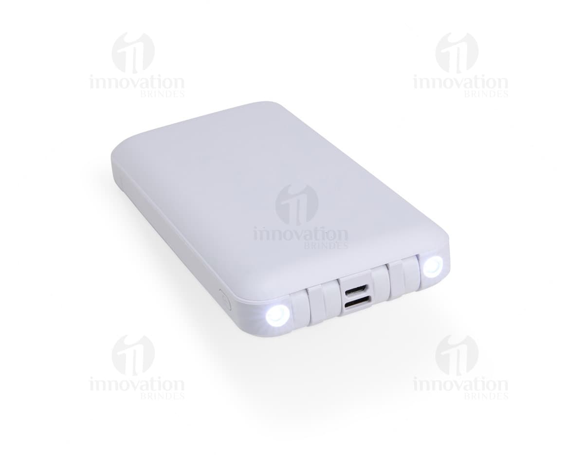 Power Bank 10.000mAh na cor preta, com design slim e acabamento fosco. Acompanha cabo USB para recarga.