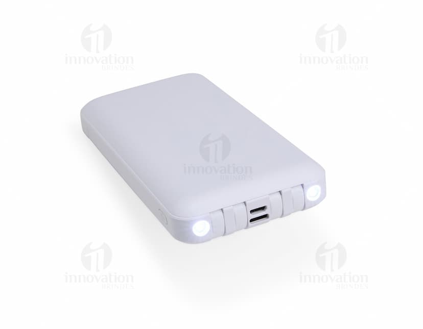 Power Bank 10.000mAh na cor preta, com design slim e acabamento fosco. Acompanha cabo USB para recarga.