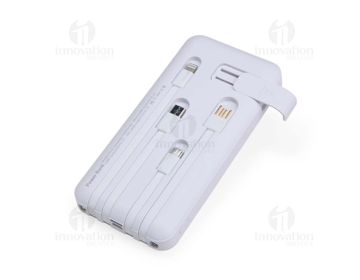Power Bank 10.000mAh na cor preta, com design slim e acabamento fosco. Acompanha cabo USB para recarga.