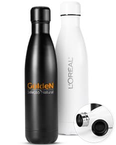 Garrafa Inox 750ml com tampa hermética e design moderno em ambiente externo.