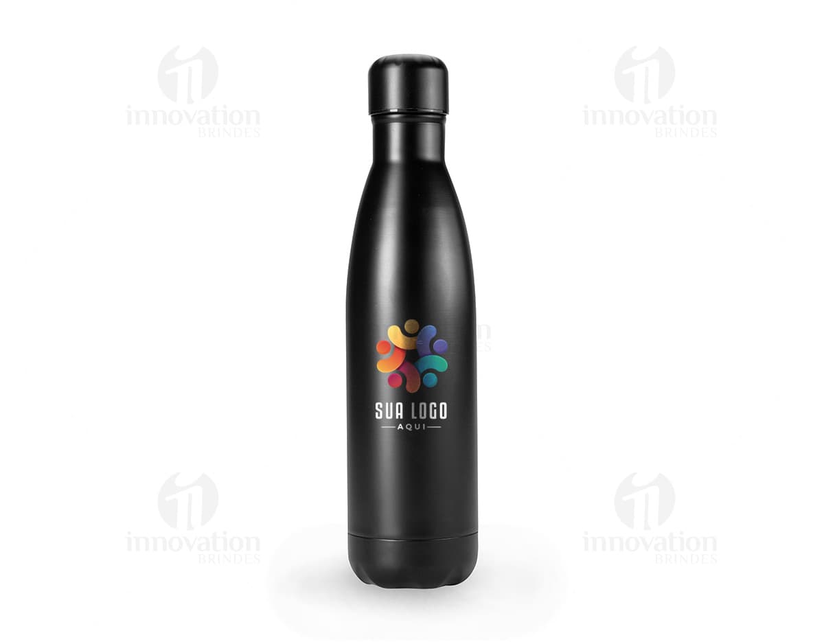 Garrafa Inox 750ml com tampa hermética e design moderno em ambiente externo.