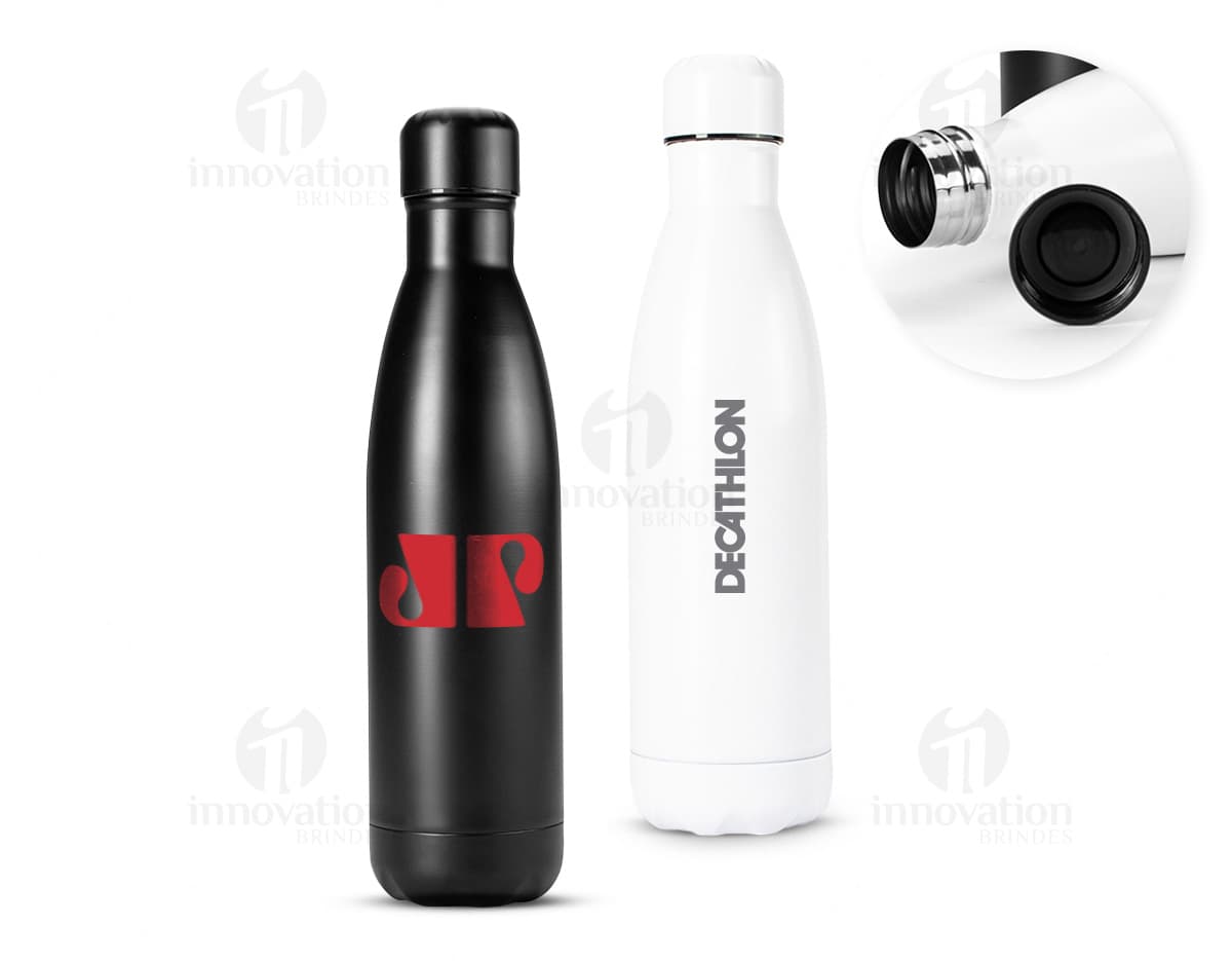 Garrafa Inox 750ml com tampa hermética e design moderno em ambiente externo.