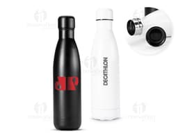 Garrafa Inox 750ml com tampa hermética e design moderno em ambiente externo.