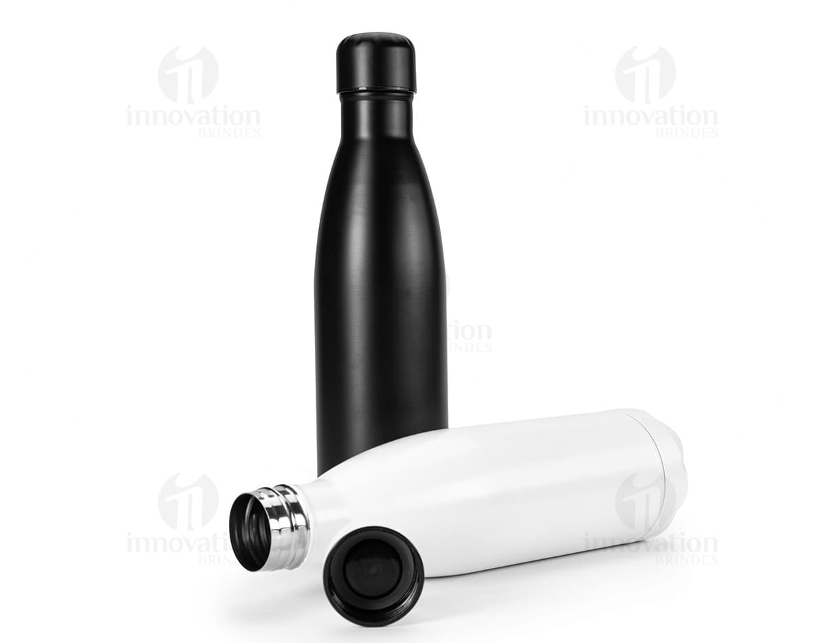 Garrafa Inox 750ml com tampa hermética e design moderno em ambiente externo.