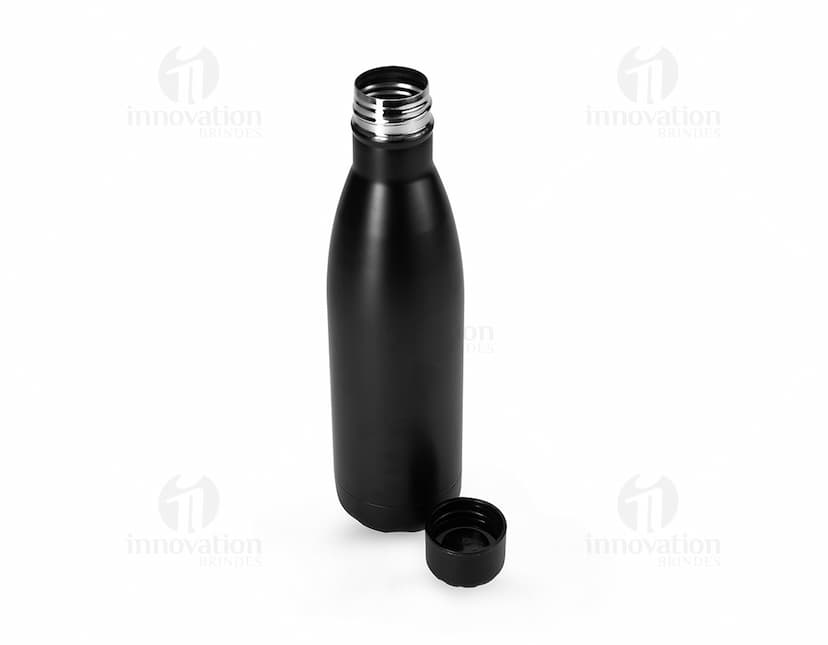 Garrafa Inox 750ml com tampa hermética e design moderno em ambiente externo.