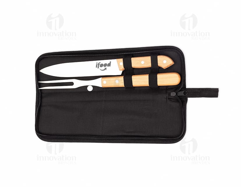 Kit Churrasco 2 Peças contendo uma faca e um garfo de aço inoxidável com cabo de madeira.