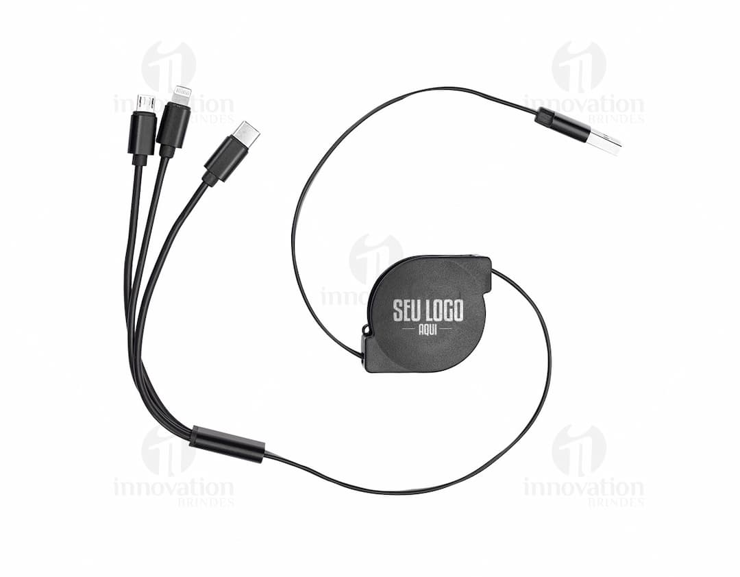 Cabo USB retrátil 3 em 1 em cores preta e branca, mostrando a versatilidade do produto.