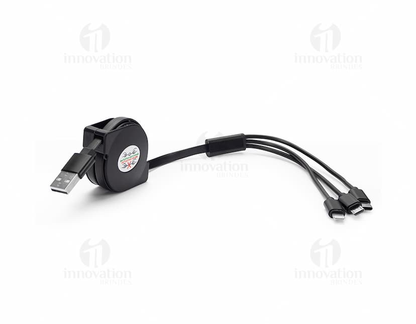 Cabo USB retrátil 3 em 1 em cores preta e branca, mostrando a versatilidade do produto.