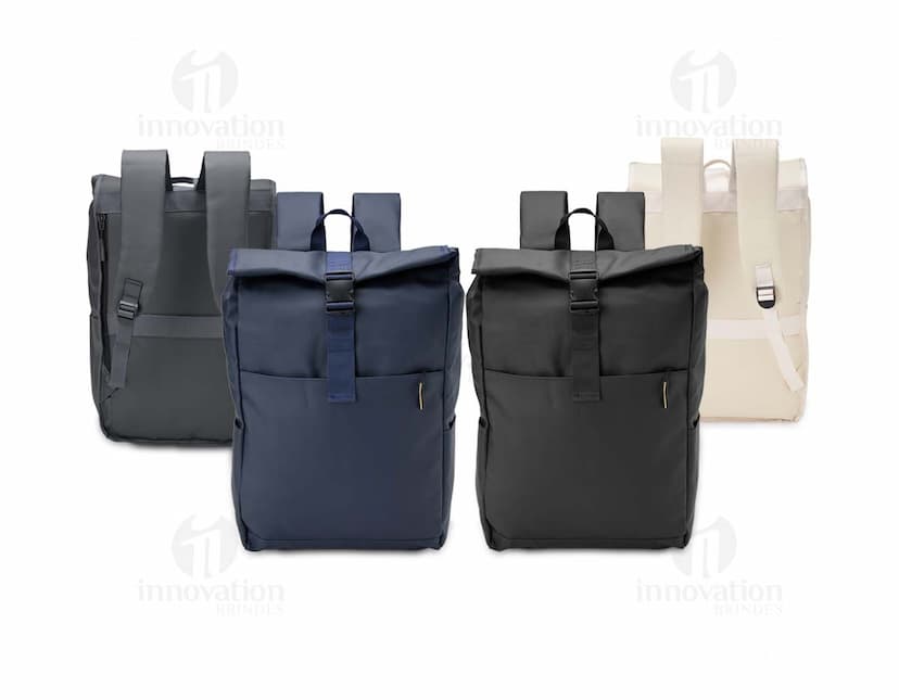 Mochila feita de material sintético no estilo PU. Cor preta, alças ajustáveis e bolso externo com zíper.