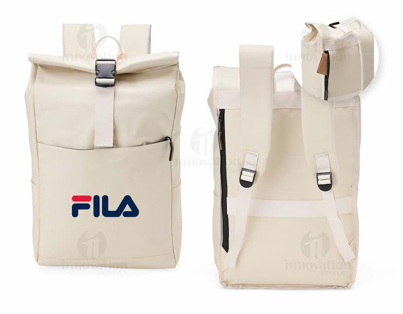 Mochila feita de material sintético no estilo PU. Cor preta, alças ajustáveis e bolso externo com zíper.