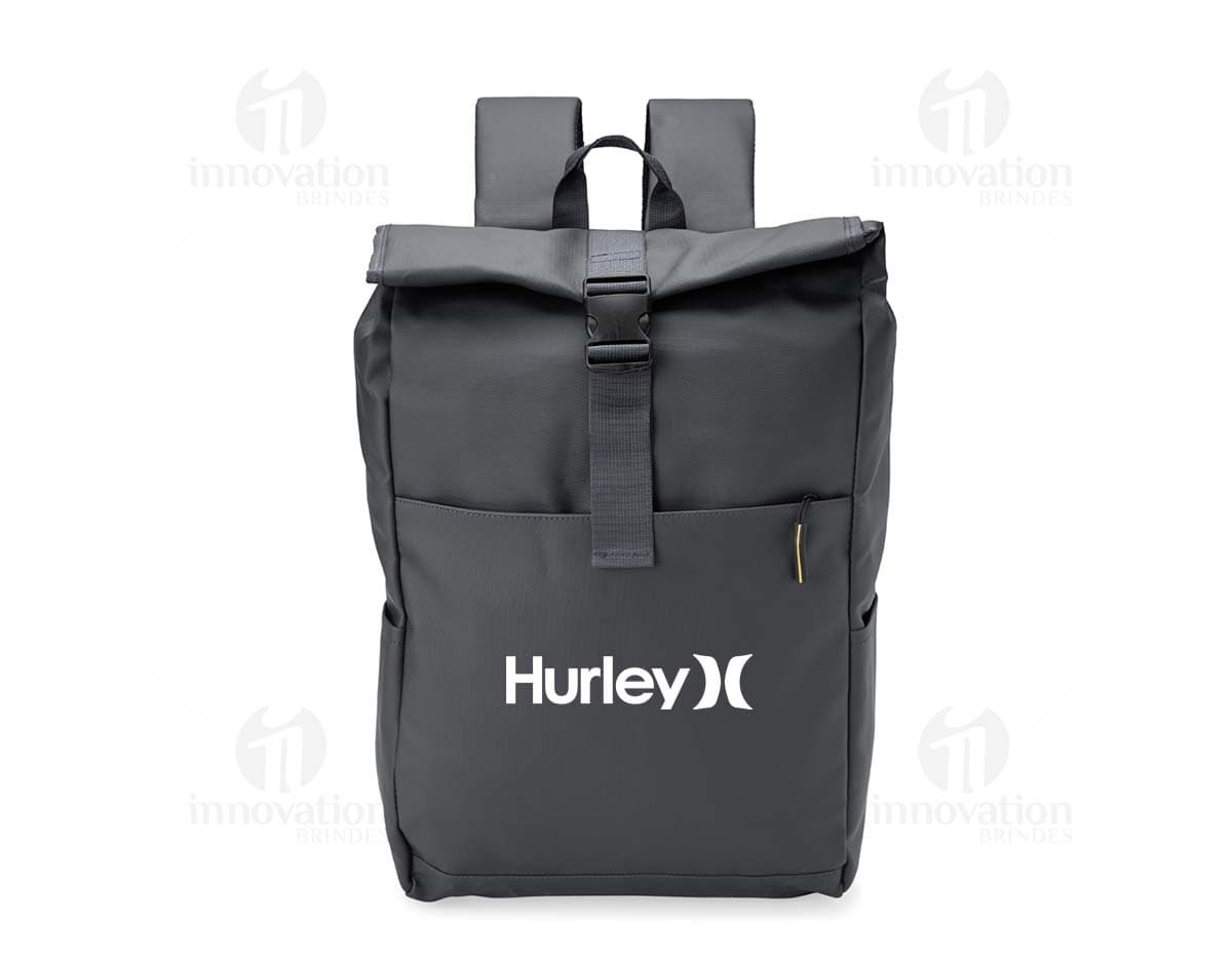 Mochila feita de material sintético no estilo PU. Cor preta, alças ajustáveis e bolso externo com zíper.