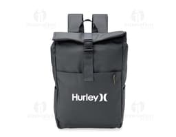 Mochila feita de material sintético no estilo PU. Cor preta, alças ajustáveis e bolso externo com zíper.