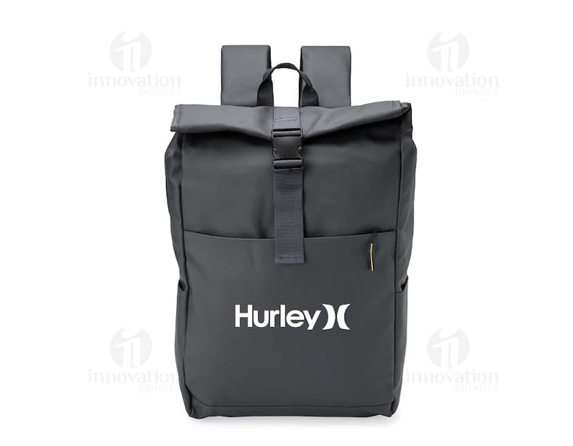 Mochila feita de material sintético no estilo PU. Cor preta, alças ajustáveis e bolso externo com zíper.