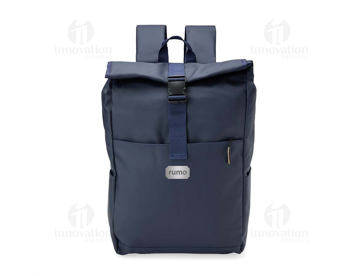 Mochila feita de material sintético no estilo PU. Cor preta, alças ajustáveis e bolso externo com zíper.