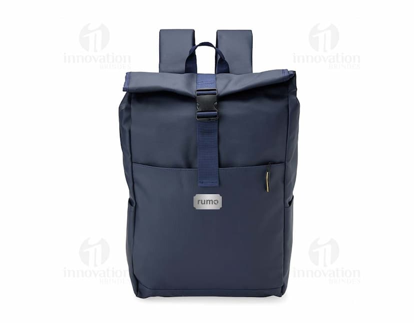 Mochila feita de material sintético no estilo PU. Cor preta, alças ajustáveis e bolso externo com zíper.