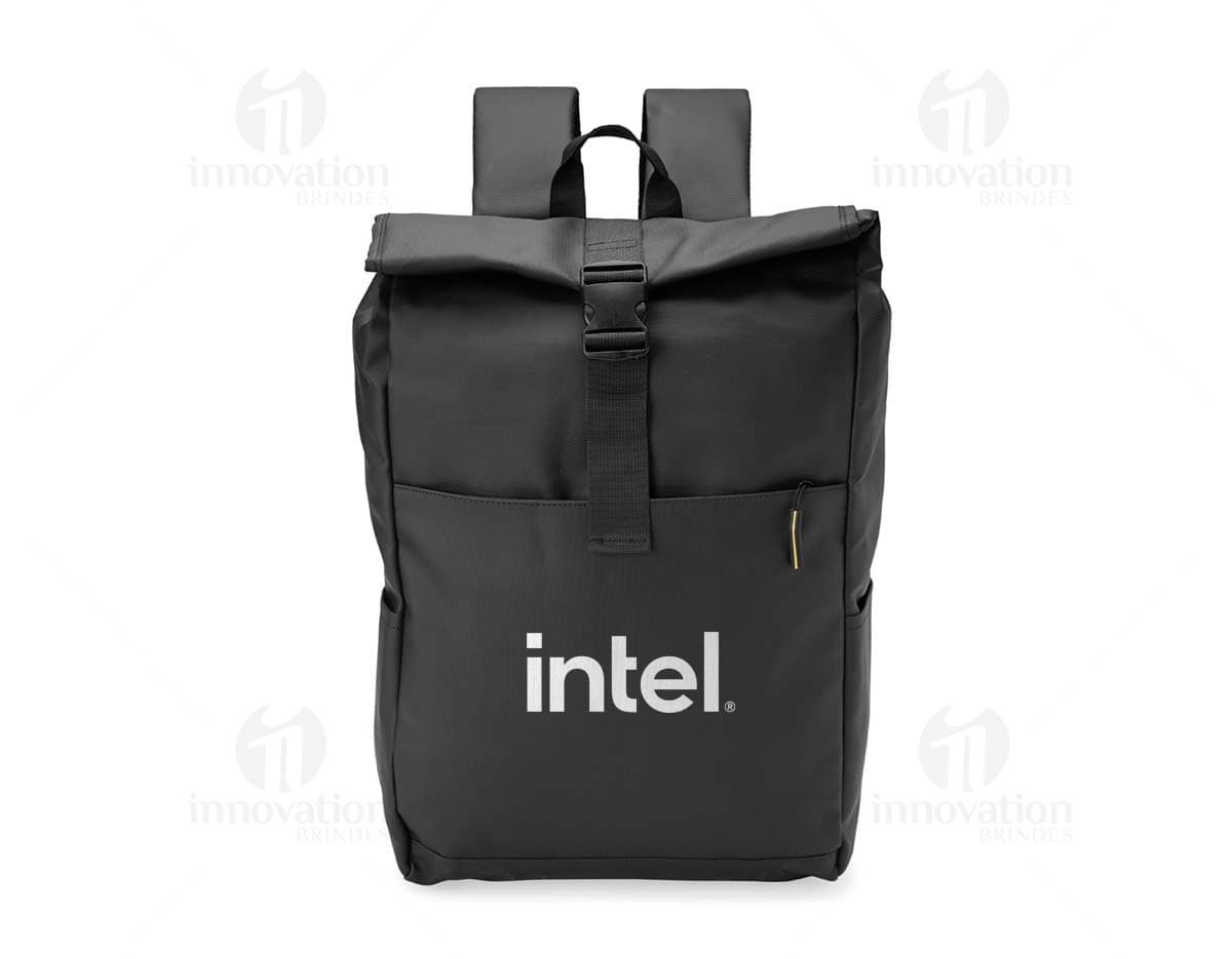 Mochila feita de material sintético no estilo PU. Cor preta, alças ajustáveis e bolso externo com zíper.