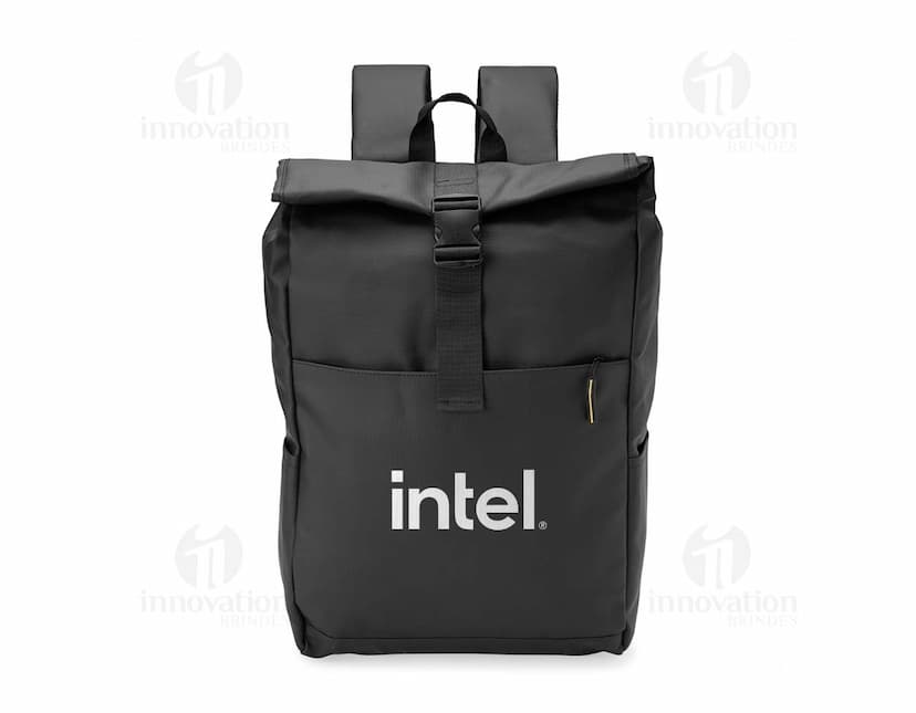 Mochila feita de material sintético no estilo PU. Cor preta, alças ajustáveis e bolso externo com zíper.