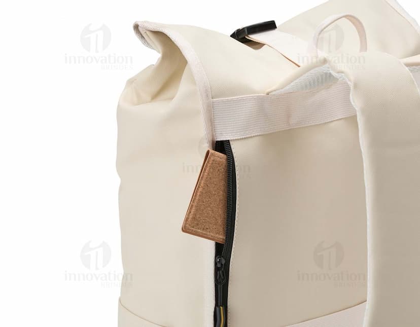 Mochila feita de material sintético no estilo PU. Cor preta, alças ajustáveis e bolso externo com zíper.