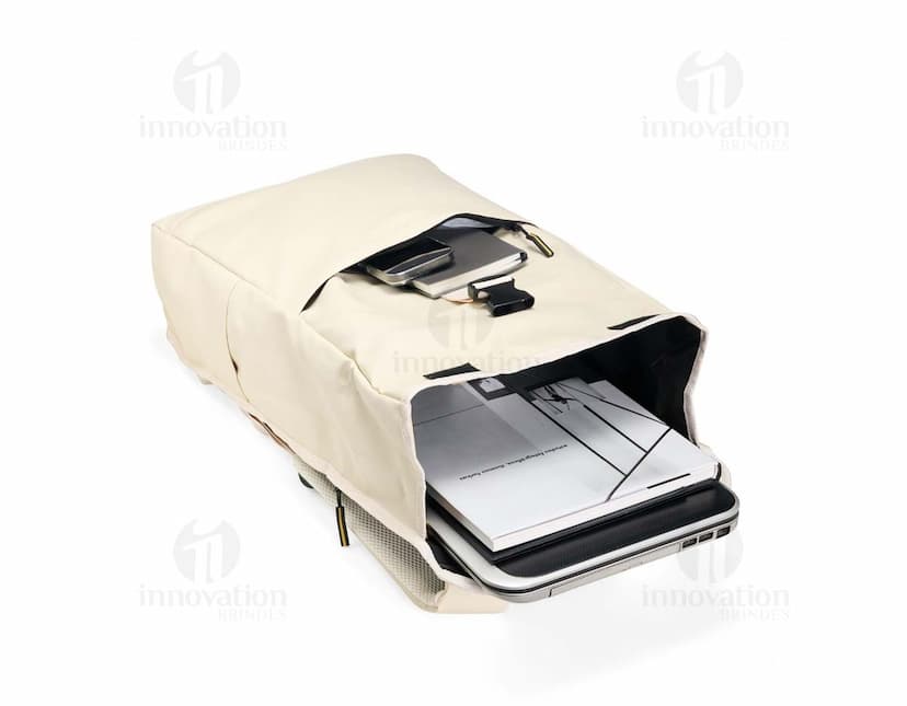Mochila feita de material sintético no estilo PU. Cor preta, alças ajustáveis e bolso externo com zíper.
