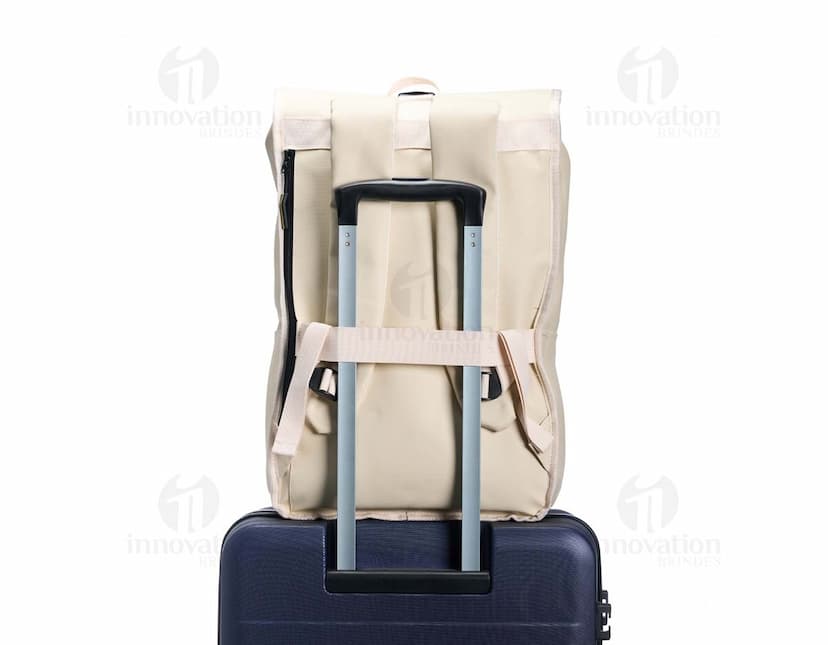 Mochila feita de material sintético no estilo PU. Cor preta, alças ajustáveis e bolso externo com zíper.
