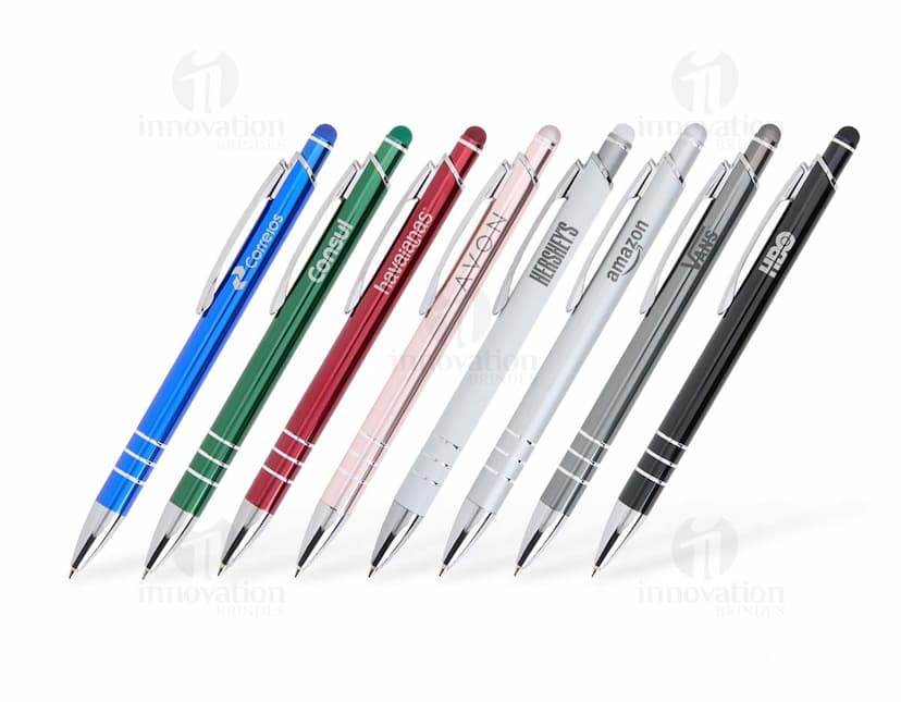 Caneta Metal Touch em cor preta, com detalhes cromados e ponta touchscreen na parte superior.