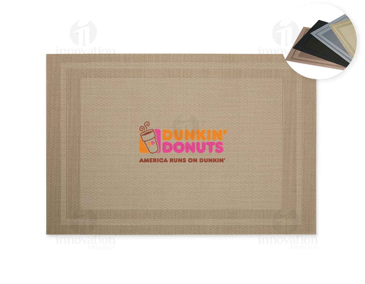 Jogo Americano PVC em tom de azul claro com estampa floral em fundo branco.