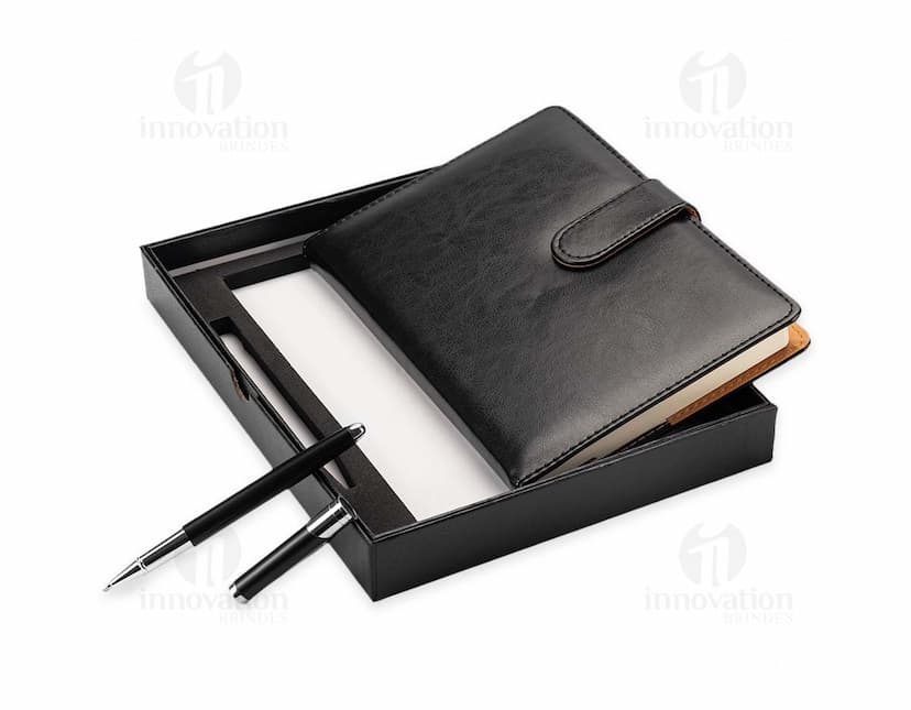 Kit Executivo 2 Peças: inclui uma pasta de couro marrom e uma caneta de luxo prateada.
