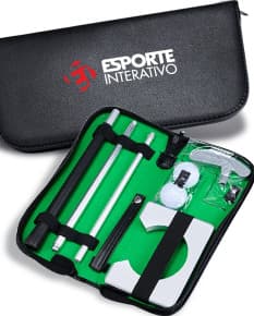 Kit de treino para golfe composto por tacos, bolas, luvas e acessórios.