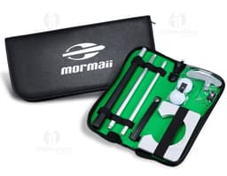 Kit de entrenamiento para golf compuesto por palos, pelotas, guantes y accesorios.