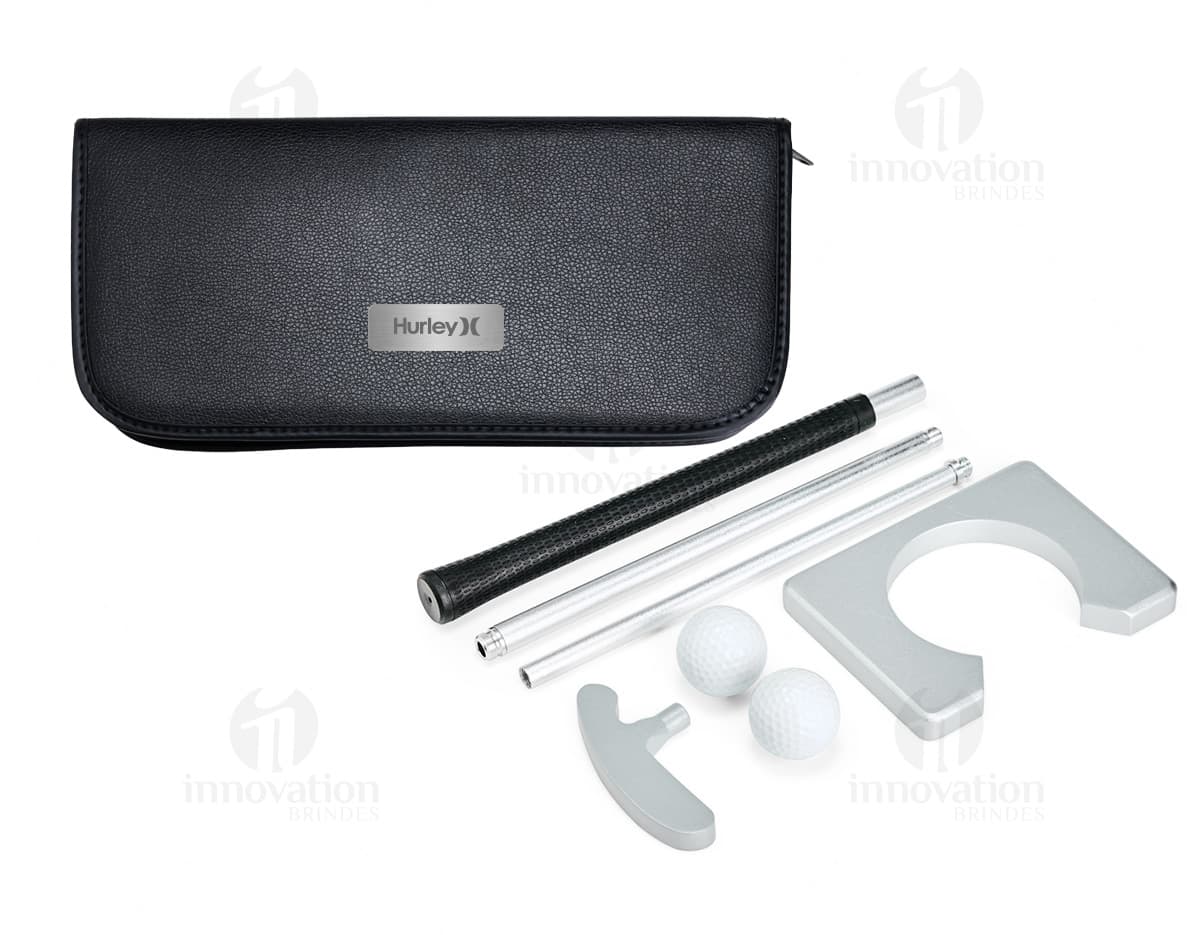 Kit de treino para golfe composto por tacos, bolas, luvas e acessórios.