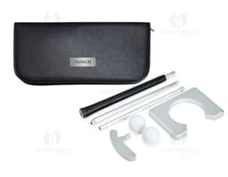 Kit de entrenamiento para golf compuesto por palos, pelotas, guantes y accesorios.
