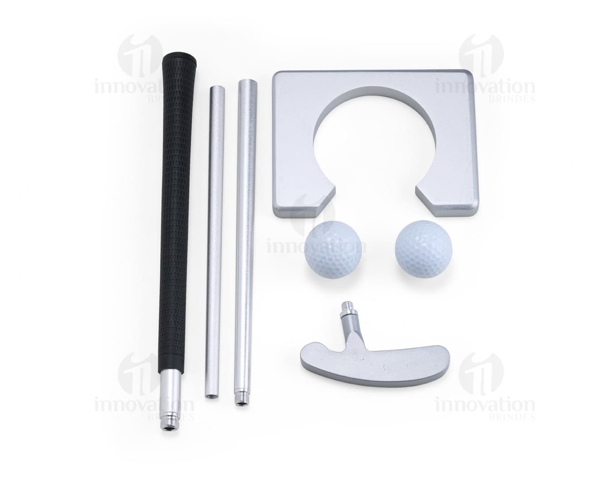Kit de treino para golfe composto por tacos, bolas, luvas e acessórios.
