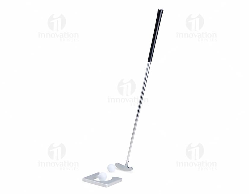 Kit de treino para golfe composto por tacos, bolas, luvas e acessórios.