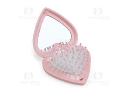 Escova com espelho em um cabo de plástico na cor rosa. O espelho está preso na parte de trás da escova.