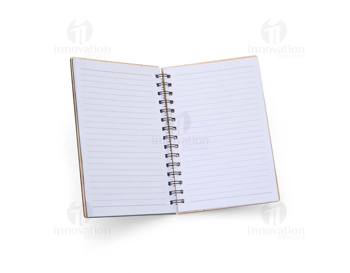 Caderno Bambu com capa de tecido estampado em tons de verde e marrom, folhas em papel reciclado e marcador de páginas de fita verde.