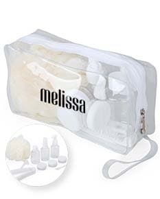 Kit Viagem 10 Peças composto por necessaire, porta-passaporte, etiquetas de bagagem, escova de dentes, adaptador de tomada, máscara para dormir, frascos para produtos de higiene, organizador de cabos e almofada de pescoço.