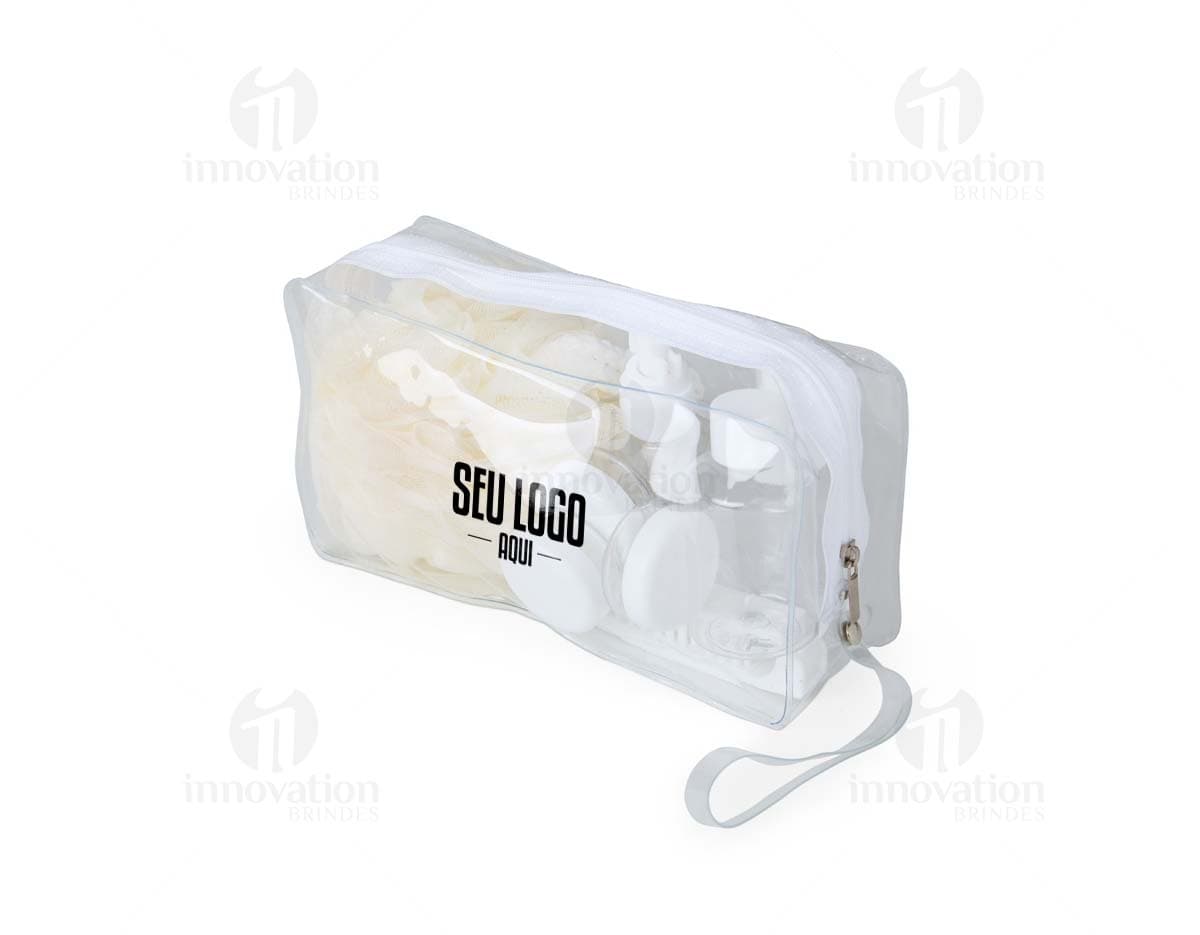 Kit Viagem 10 Peças composto por necessaire, porta-passaporte, etiquetas de bagagem, escova de dentes, adaptador de tomada, máscara para dormir, frascos para produtos de higiene, organizador de cabos e almofada de pescoço.