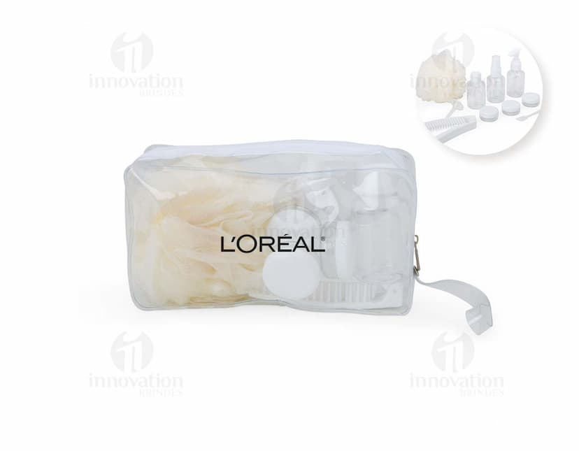 Kit Viagem 10 Peças composto por necessaire, porta-passaporte, etiquetas de bagagem, escova de dentes, adaptador de tomada, máscara para dormir, frascos para produtos de higiene, organizador de cabos e almofada de pescoço.