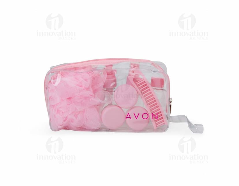 Kit Viagem 10 Peças composto por necessaire, porta-passaporte, etiquetas de bagagem, escova de dentes, adaptador de tomada, máscara para dormir, frascos para produtos de higiene, organizador de cabos e almofada de pescoço.