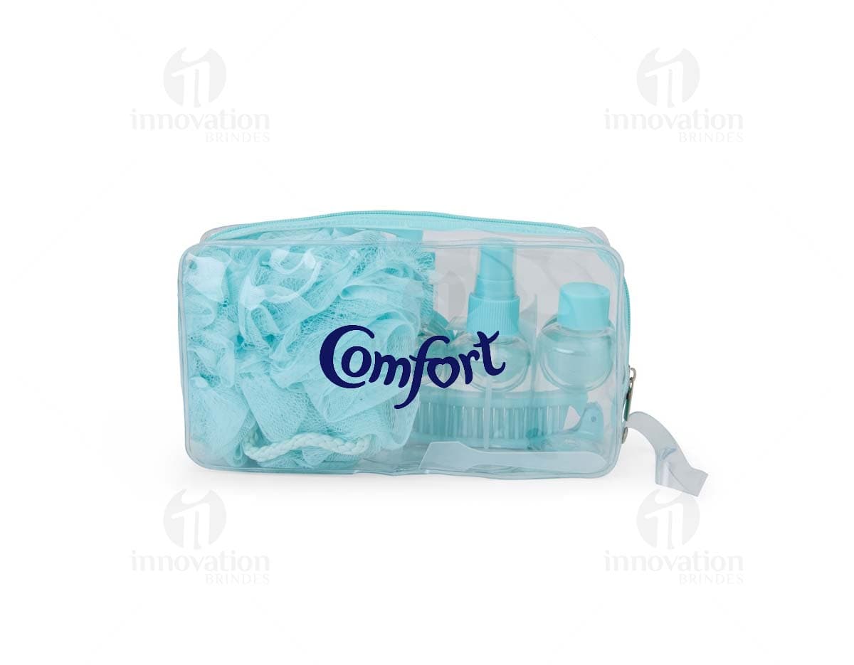 Kit Viagem 10 Peças composto por necessaire, porta-passaporte, etiquetas de bagagem, escova de dentes, adaptador de tomada, máscara para dormir, frascos para produtos de higiene, organizador de cabos e almofada de pescoço.