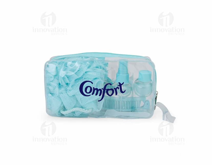 Kit Viagem 10 Peças composto por necessaire, porta-passaporte, etiquetas de bagagem, escova de dentes, adaptador de tomada, máscara para dormir, frascos para produtos de higiene, organizador de cabos e almofada de pescoço.