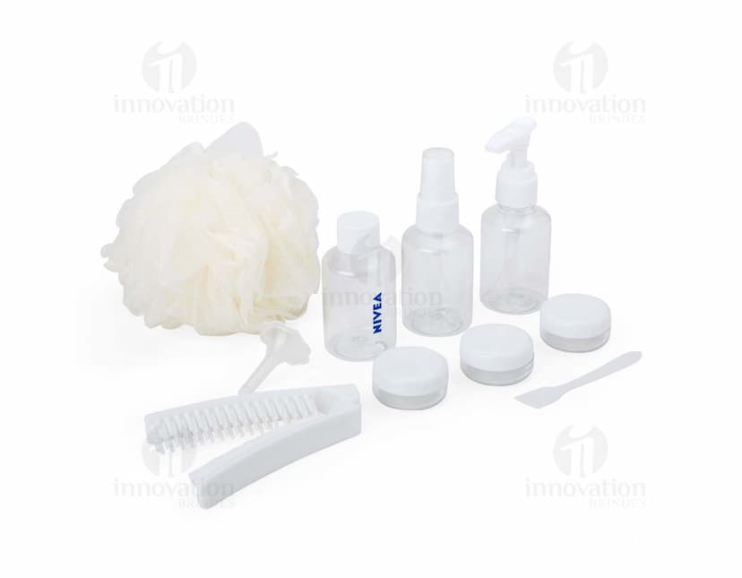 Kit Viagem 10 Peças composto por necessaire, porta-passaporte, etiquetas de bagagem, escova de dentes, adaptador de tomada, máscara para dormir, frascos para produtos de higiene, organizador de cabos e almofada de pescoço.