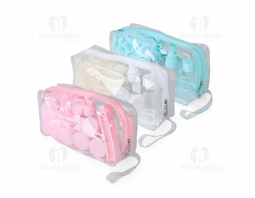 Kit Viagem 10 Peças composto por necessaire, porta-passaporte, etiquetas de bagagem, escova de dentes, adaptador de tomada, máscara para dormir, frascos para produtos de higiene, organizador de cabos e almofada de pescoço.